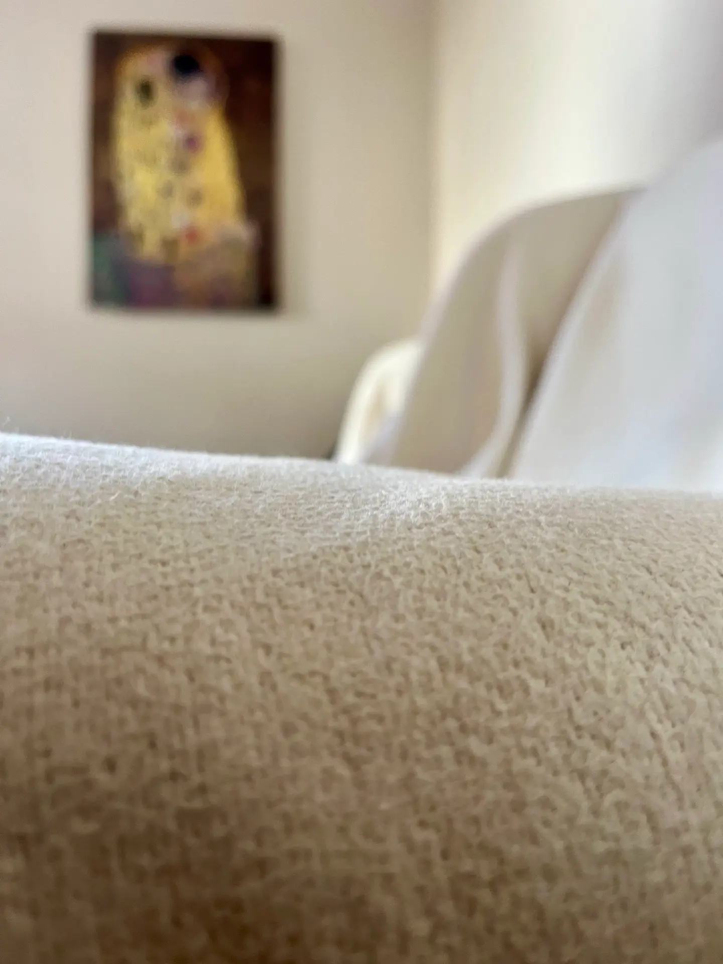 Praxisraum – Therapiecouch mit Blick auf Klimt-Gemälde