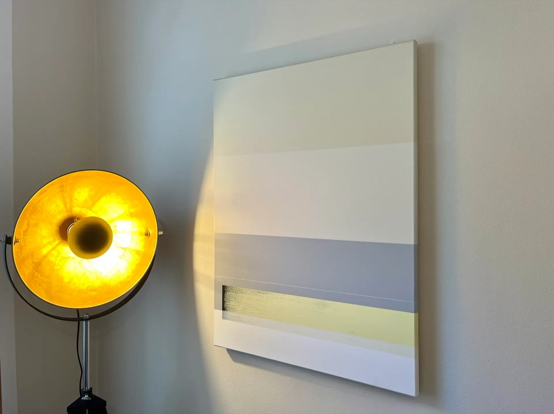 Praxisraum – Stehlampe und moderne Kunst