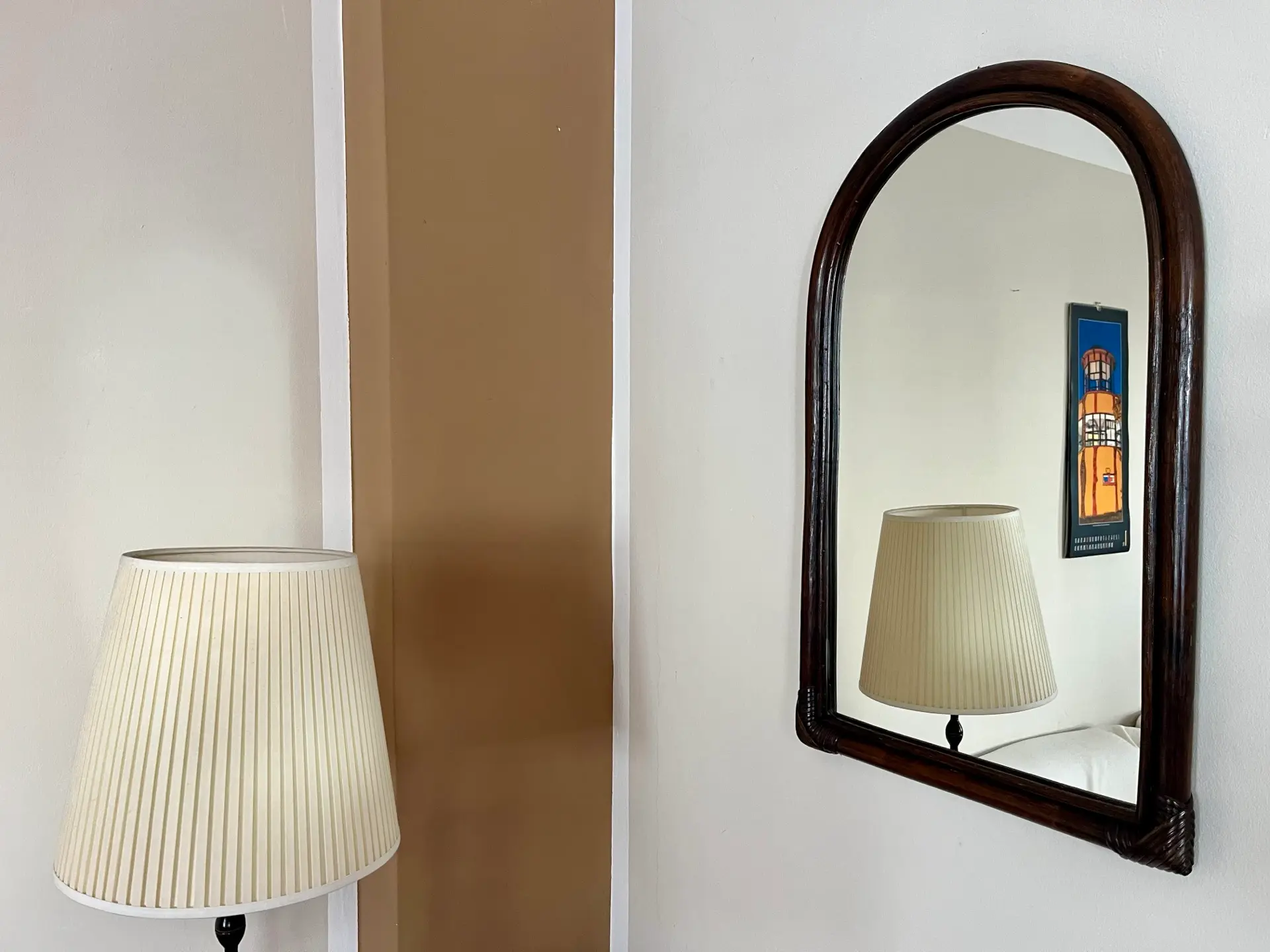 Praxisraum – Spiegel und warme Beleuchtung